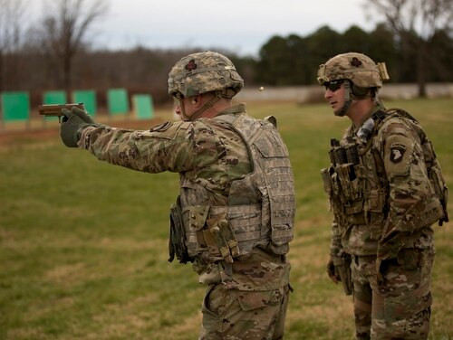 Tuy nhiên M1911 lại có sức sống mãnh liệt trong quân đội Mỹ vì độ hữu dụng của nó, bản thân khẩu súng ngắn này có cấu tạo rất đơn giản, nó ít đòi hỏi phải lau chùi, hoạt động tốt trong nhiều điều kiện khắc nghiệt và... gần như không có gì để hỏng. Nguồn ảnh: Pinterest.