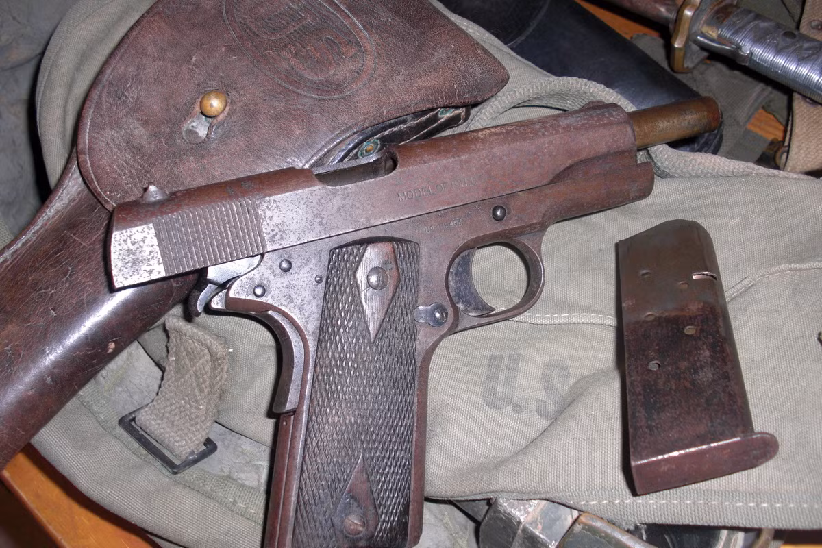 Cuối cùng, M1911 chỉ là một khẩu súng ngắn - thứ vũ khí tự vệ không có nhiều tác dụng gây sát thương cho đối phương trên chiến trường. Ở khía cạnh là vũ khí "sơ cua" để tự vệ, M1911 vẫn là một khẩu súng khá tốt và rõ ràng không có lý do gì để thay thế nó cả. Nguồn ảnh: Pinterest.