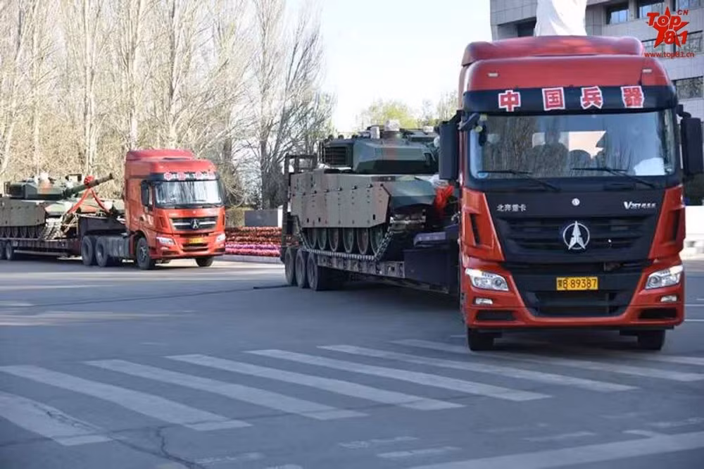 Đoàn xe kéo chở những chiếc VT-4 đầu tiên xuất xưởng từ Nội Mông lên tàu hoả di chuyển sang Pakistan. Nguồn ảnh: BMDP.