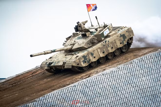 Có trọng lượng 52 tấn, xe tăng VT-4 dài tổng cộng 10,1 mét tính cả chiều dài nòng pháo, chiều rộng của xe 3,4 mét và chiều cao 2,3 mét. Xe có sử dụng hệ thống nạp đạn tự động nên kíp lái chỉ cần ba người. Nguồn ảnh: BMDP.