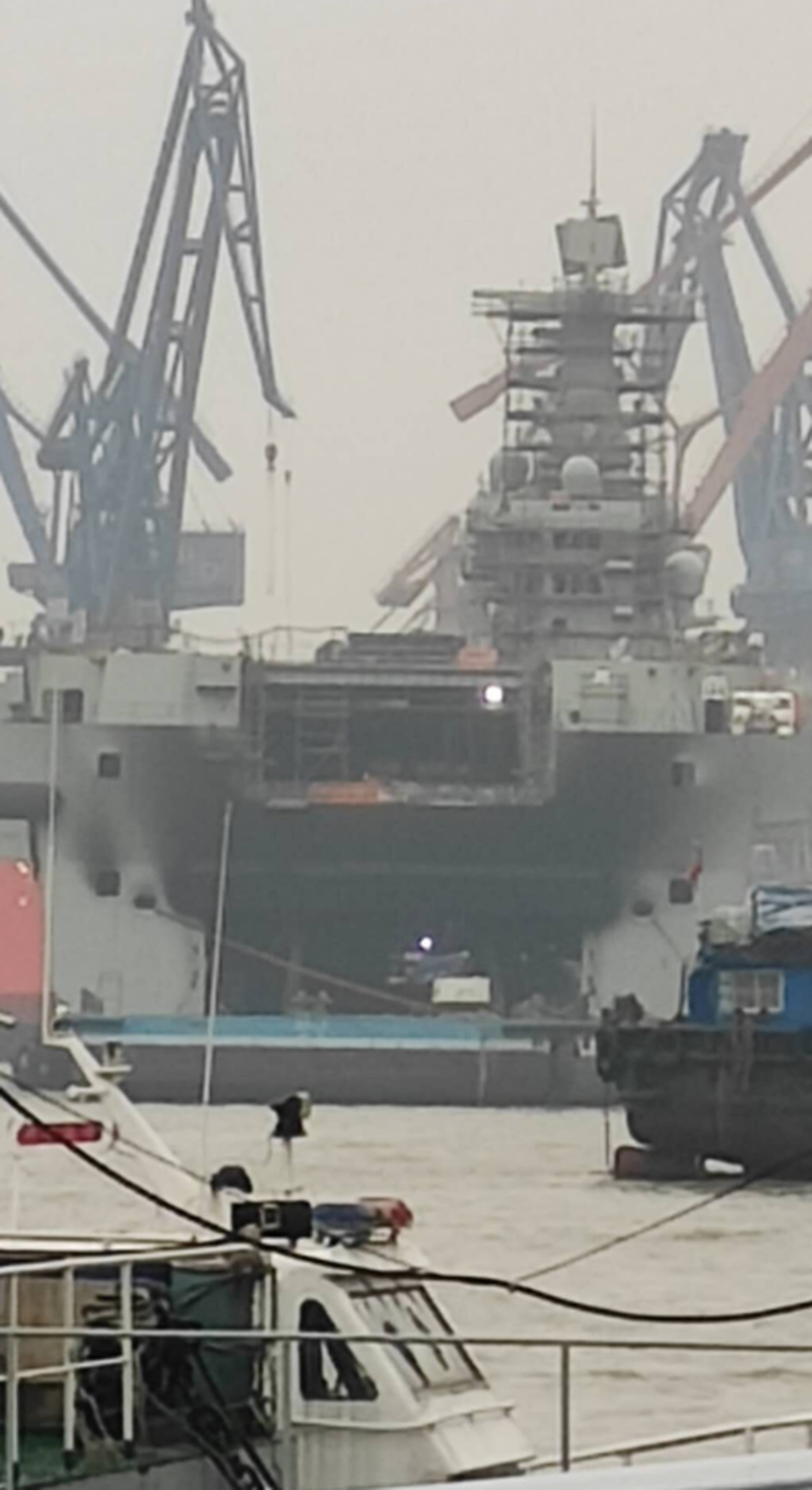 Truyền thông Trung Quốc trước đó vẫn khẳng định việc không kéo tàu Type 075 vào trong ụ nổi để sửa chữa chứng tỏ các thiệt hại trên tàu không quá đáng lo ngại. Nguồn ảnh: QQ.