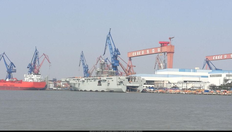 Theo ghi nhận thời tiết ở khu vực Thượng Hải suốt kể từ khi xảy ra vụ cháy tới giờ hoàn toàn không có mưa, vậy nên chắc chắn nỗ lực phục hồi nguyên trạng con tàu - hoặc ít nhất là phần bên ngoài - đã được Trung Quốc thực hiện với tốc độ khẩn trương nhất có thể. Nguồn ảnh: QQ.