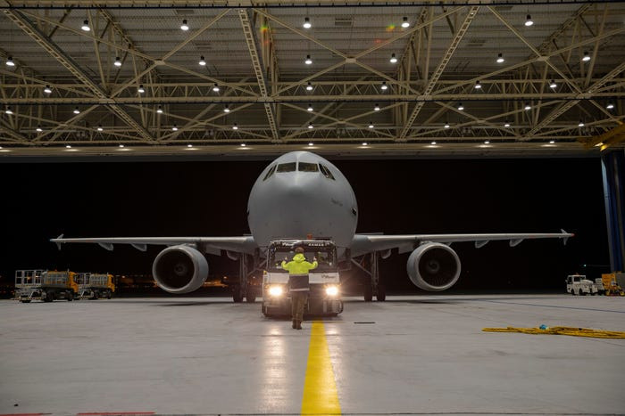 Đây cũng là loại máy bay vận tải nổi tiếng ở châu Âu do Airbus chế tạo. Với nhiệm vụ chở quân, mỗi chiếc A310 có khả năng mang theo 214 lính với đầy đủ trang thiết bị hoặc 72 tấn nhiên liệu khi làm nhiệm vụ tiếp liệu trên không. Nguồn ảnh: BI.