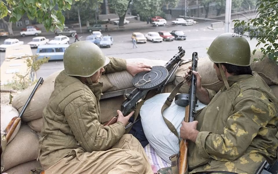 Đầu tiên là cuộc nội chiến Gruzia, cuộc nội chiến này kéo dài từ năm 1991 cho tới năm 1993 thì kết thúc. Cuộc nội chiến này kết thúc với phần thắng thuộc về lực lượng Gruzia do Nga "chống lưng", phe chống đối bị nghiền nát. Nguồn ảnh: Rumil.