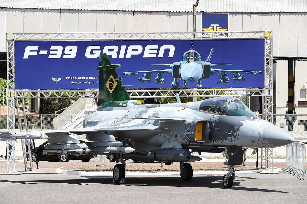 Cụ thể, phiên bản Gripen E của JAS 39 được trang bị buồng lái với màn hình hiển thị thông tin điện tử hoàn toàn, không còn sự hiện diện của bất cứ một đồng hồ cơ nào. Nguồn ảnh: Military.