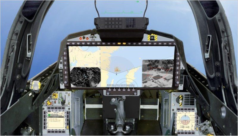 Điều đáng nói là ba màn hình hiển thị thông số bay của tiêm kích Gripen E đều là màn hình tinh thể lỏng, trong đó có một màn hình lớn nhất đặt ở chính giữa bảng điều khiển và hai màn hình nhỏ hơn đặt ở hai đầu gối của phi công. Nguồn ảnh: Military.