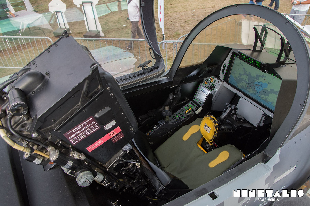 Điểm yếu của việc "một màn hình siêu to khổng lồ" chính giữa khoang lái đó là trong trường hợp màn hình bị hỏng hoặc bị va đập trong quá trình bay, phi công sẽ có nguy cơ bị "mù hoàn toàn" ngay lập tức vì không thể theo dõi được thông số bay. Nguồn ảnh: Military.