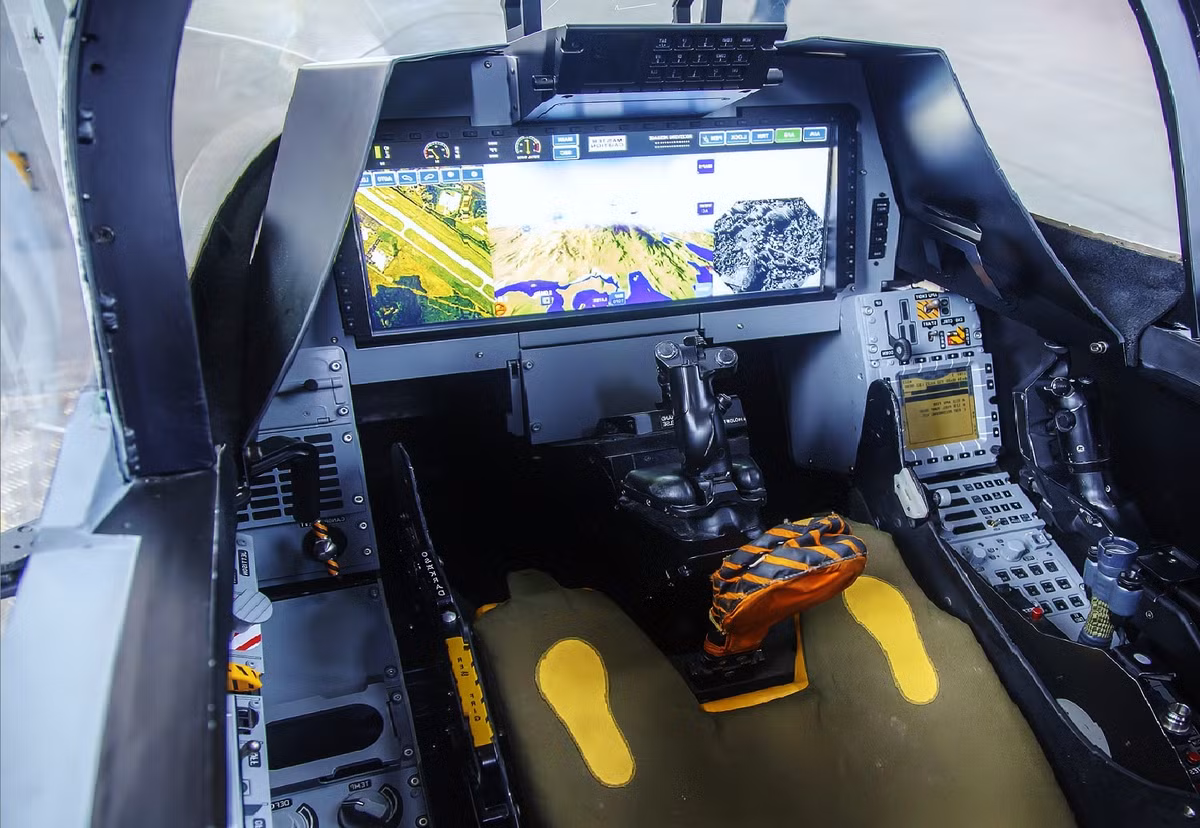 Về cơ bản, với một màn hình cỡ lớn, phi công của chiếc Gripen E sẽ được cung cấp nhiều thông tin hơn khi bay, đặc biệt là khi xem bản đồ, màn hình cỡ lớn sẽ có hiệu quả hơn rất nhiều. Nguồn ảnh: Military.