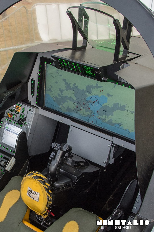 Từng phần trên màn hình cũng có khả năng hiển thị thông tin độc lập theo dạng "cửa sổ", cho phép phi công có thể tuỳ biến được hiển thị đa dạng hơn tuỳ theo thói quen của từng người. Nguồn ảnh: Military.