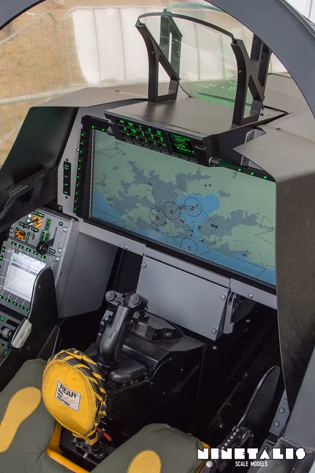 Từng phần trên màn hình cũng có khả năng hiển thị thông tin độc lập theo dạng "cửa sổ", cho phép phi công có thể tuỳ biến được hiển thị đa dạng hơn tuỳ theo thói quen của từng người. Nguồn ảnh: Military.