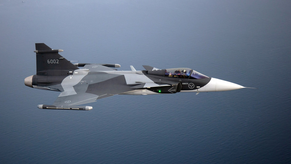 Gripen E hiện nay được xem là một trong những phiên bản tiêm kích thế hệ 4++ hiện đại bậc nhất trên thế giới. Nó có chiều dài 15,2 mét, rộng 8,6 mét và cất cánh được với trọng lượng tối đa 16,5 tấn. Nguồn ảnh: Military.