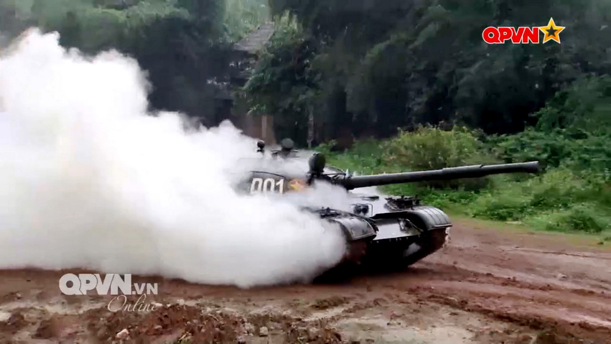 Mặc dù vậy kể từ khi T-90S/SK xuất hiện trong biên chế của chúng ta, những "cua đồng" T-62 đã dần xuất hiện trên phương tiện truyền thông với tần suất cao hơn, quy mô lớn hơn. Nguồn ảnh: QPVN.