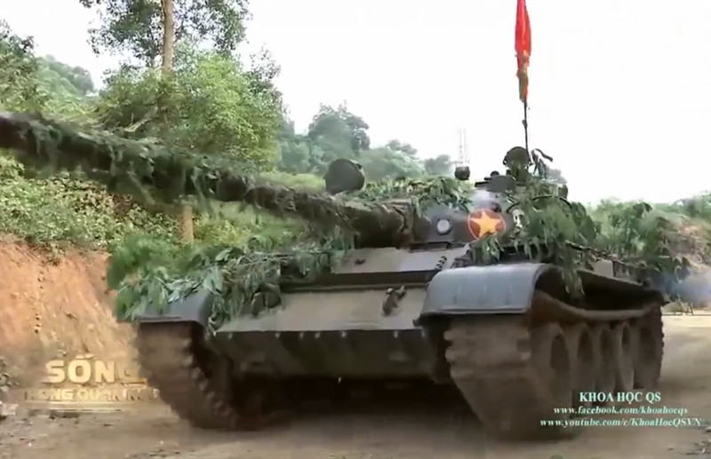 Biến thể T-62 mà Việt Nam đang sở hữu được xác định là T-62 Obr.1960 - phiên bản đầu tiên được trang bị pháo nòng trơn cùng động cơ công suất lên tới 581 mã lực. Nguồn ảnh: QPVN.