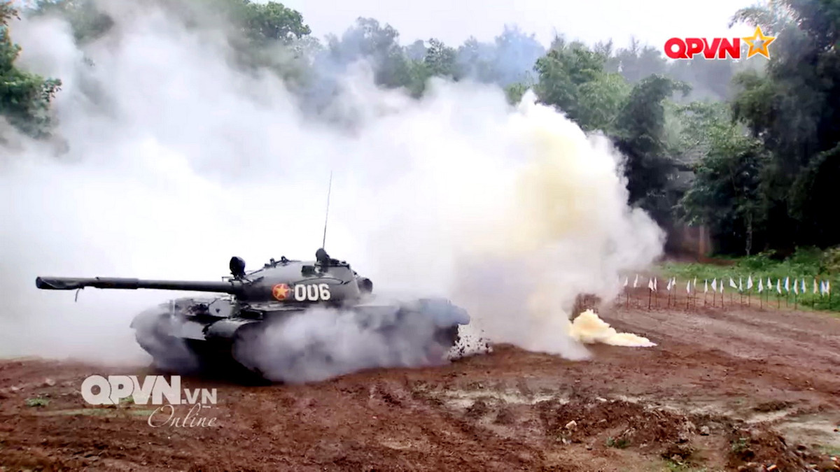 Ra đời từ đầu thập niên 60 của thế kỷ trước, xe tăng T-62 của Việt Nam tới nay thường bị xem là mẫu xe tăng lỗi thời. Tuy nhiên trên thực tế, những mẫu xe tăng T-62 từng tham chiến ở Syria thời gian vừa qua lại chứng minh điều hoàn toàn ngược lại. Nguồn ảnh: QPVN.