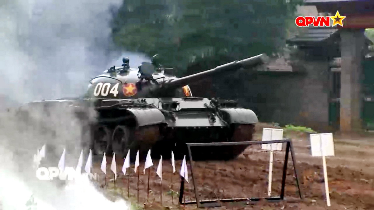 Trong quá khứ, T-62 cũng từng đóng vai trò dự bị chiến lược nhưng với sự xuất hiện của T-90S/SK, những cỗ xe tăng T-62 dường như sẽ được chuyển sang nhiệm vụ mới - đó là trực chiến. Nguồn ảnh: QPVN.