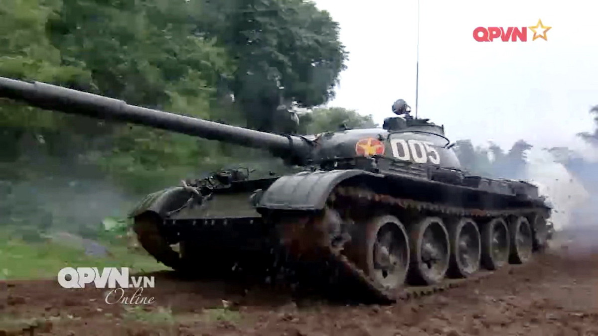 Bên cạnh đó, cũng không loại trừ khả năng trong tương lai chúng ta sẽ tiến hành nâng cấp, cải tiến các xe tăng T-62 Việt Nam này giống như cách chúng ta từng làm với loại xe tăng chủ lực T-54/55. Nguồn ảnh: QPVN.