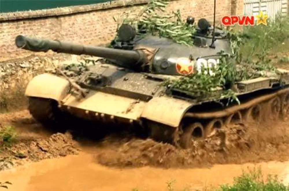 Ở các nguyên mẫu đầu tiên, xe tăng T-62 được trang bị nòng pháo 100mm D-54. Tuy nhiên tới các nguyên mẫu sau này, xe đã được trang bị pháo nòng trơn 115mm U5S. Đây cũng là loại xe tăng đầu tiên được trang bị pháo nòng trơn do Liên Xô sản xuất. Nguồn ảnh: QPVN.