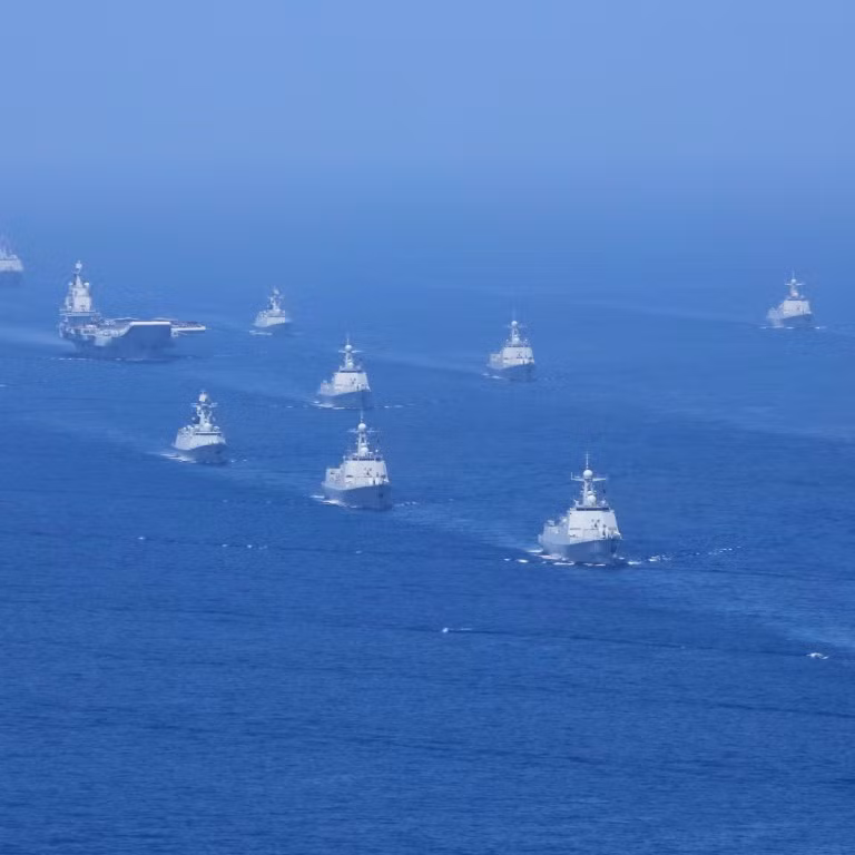 Khu vực biển này cũng được cho là nơi Hải quân Trung Quốc đơn phương tuyên bố chủ quyền, trong khi đó các quốc gia lân cận và quốc tế luôn nhìn nhận đây là hải phận quốc tế - nghĩa là tàu chiến của mọi quốc gia đều có thể ra - vào khu vực này không cần xin phép bất cứ ai. Nguồn ảnh: Pinterest.