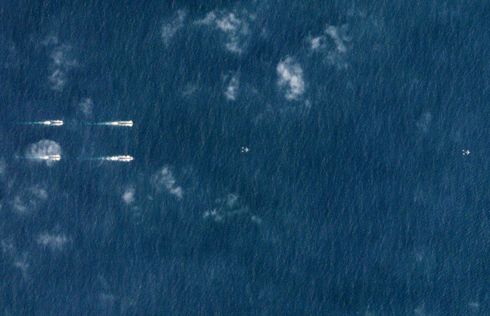 Việc Trung Quốc đơn phương tuyên bố gần như toàn bộ biển Đông là hải phận của nước này sẽ không những ảnh hưởng tới chủ quyền, quyền lợi kinh tế của các quốc gia trong khu vực biển Đông mà còn ảnh hưởng tới kinh tế toàn thế giới. Nguồn ảnh: Pinterest. Video Phản đối Trung Quốc đâm chìm tàu cá Việt Nam ở Hoàng Sa - Nguồn: VTC16