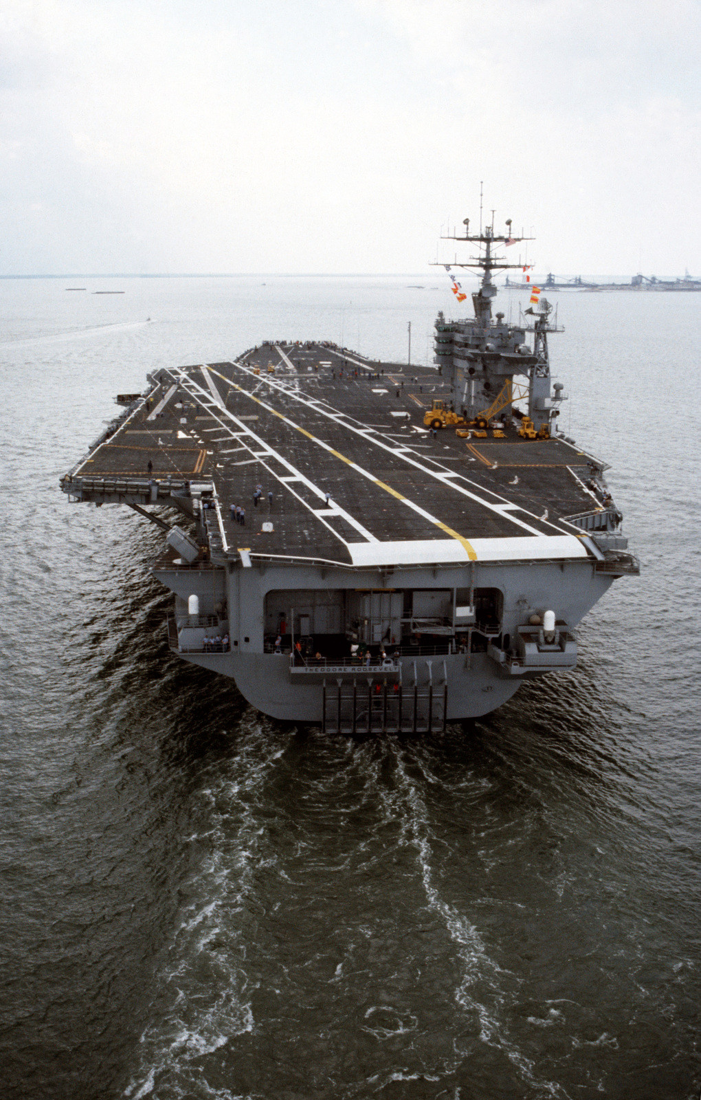 Truyền thông Mỹ cho biết thuyền trưởng của tàu USS Theodore Roosevelt đang cầu cứu Hải quân Mỹ, yêu cầu đưa toàn bộ hơn 4000 thuỷ thủ đoàn và sĩ quan không quân hải quân trên tàu lên bờ cách ly ngay lập tức. Nguồn ảnh: USNavy.