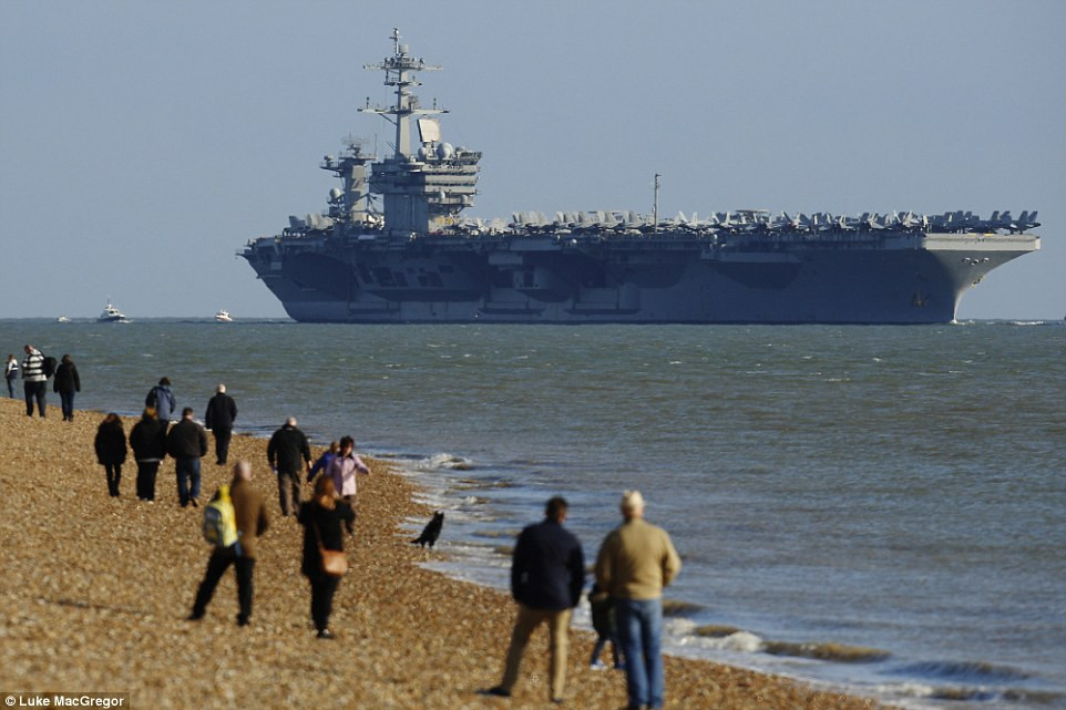 Tuy nhiên đáp lại lời khẩn cầu này chỉ là một cái lắc đầu, Hải quân Mỹ vẫn tuân thủ theo quy định đã đề ra từ trước đó, buộc hàng không mẫu hạm USS Theodore Roosevelt phải tự cách ly trên biển 14 ngày kể từ lúc phát hiện ra ca dương tính cuối cùng. Nguồn ảnh: USNavy.