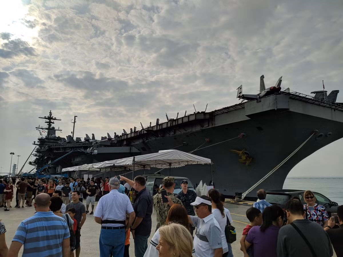 Điều này khiến tàu USS Theodore Roosevelt rơi vào tình cảnh giống với tàu Prince Diamond trước đây. Thậm chí tình trạng của tàu USS Theodore Roosevelt còn "thảm" hơn khi thuỷ thủ đoàn trên tàu có môi trường sinh hoạt chật chội, dễ lây nhiễm nhiều hơn nhiều. Nguồn ảnh: USNavy.