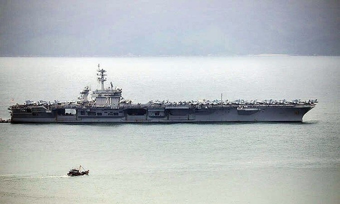 Truyền thông Mỹ đặt nhiều nghi vấn về nguồn lây COVID-19 lên tàu sân bay USS Theodore Roosevelt vì trong thời gian lênh đên trên biển Đông, tàu sân bay này luôn nhận thêm hàng hoá và nhân lực bay ra từ đất liền hoặc được chuyển từ những tàu vận tải sang. Nguồn ảnh: USNavy.