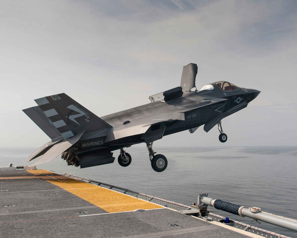 Để có câu giải thích rõ ràng cho ý tưởng hạ cánh F-35B lên sàn đỗ trực thăng của khu trục hạm, cần hiểu rằng sàn đáp chỉ là một trong rất nhiều yếu tố phục vụ cho một chiếc tiêm kích F-35B. Nguồn ảnh: Pinterest.