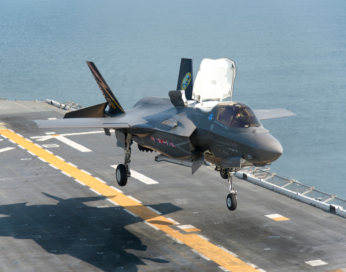 Kể cả khi hạ cánh an toàn lên sàn khu trục hạm, chiếc F-35B cũng sẽ không thể cất cánh lại được (thiếu hệ thống ALIS), không có nhiên liệu để dùng, không được bảo dưỡng tại chỗ, không được tiếp tế vũ khí,... Nguồn ảnh: Pinterest.