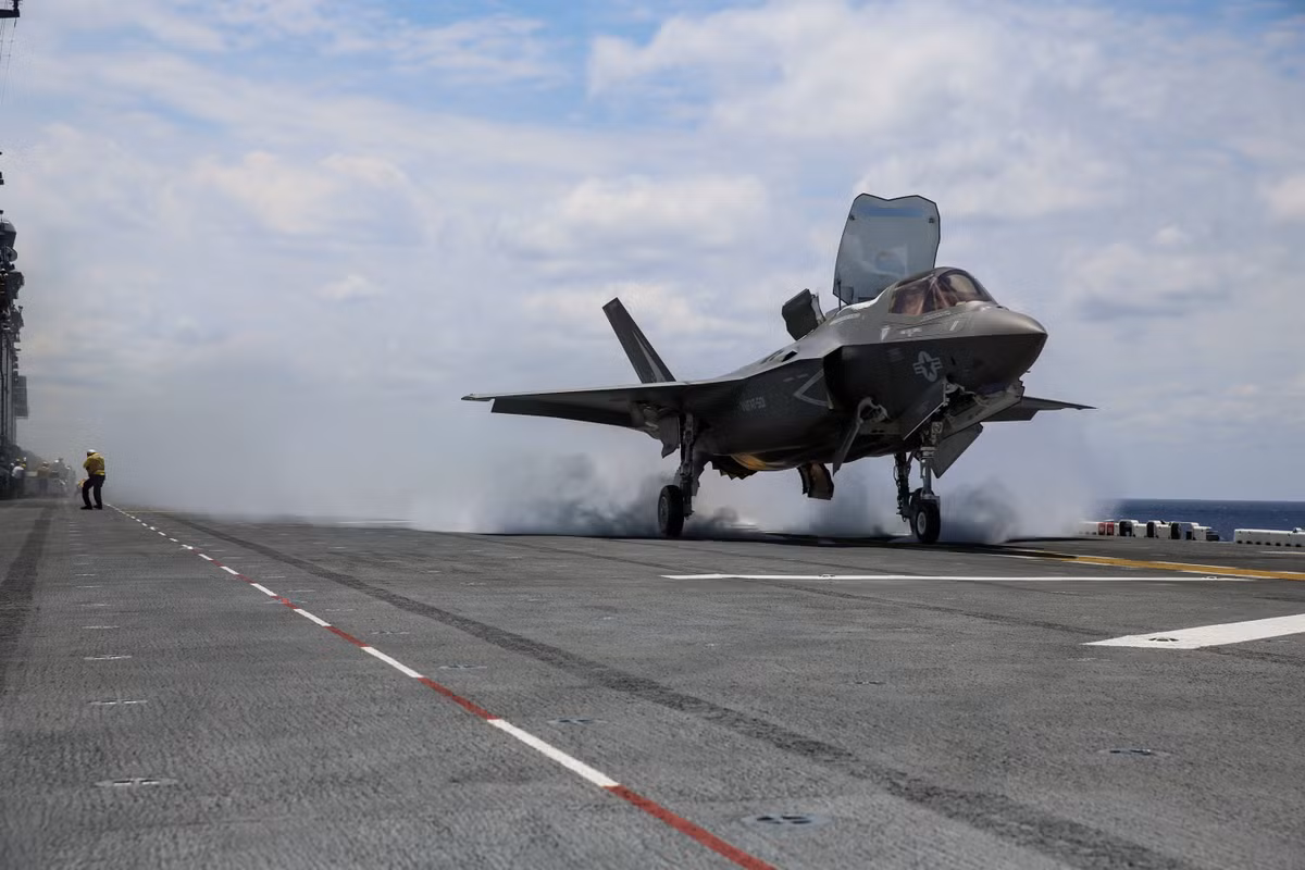 Ngoài ra, nhiên liệu cho F-35B hoạt động và nhiên liệu mà các loại trực thăng sử dụng cũng khác nhau. Vậy nên ngay cả khi hạ cánh thành công lên sàn khu trục hạm, chiếc F-35B cũng không có nhiên liệu để tiếp tục sử dụng. Nguồn ảnh: Pinterest.
