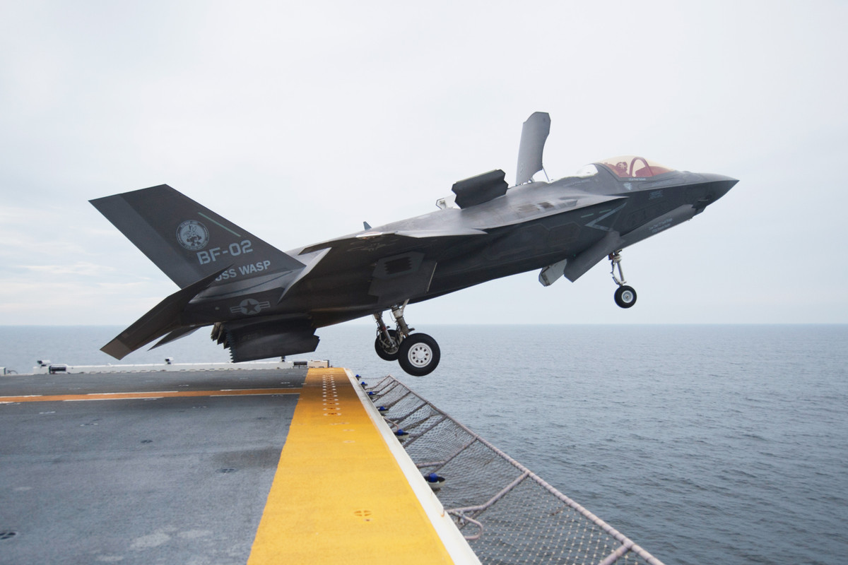 Tiếp đến là nhà chứa máy bay. F-35B có kích thước lớn hơn nhiều so với một trực thăng thông thường và kể cả khi nó hạ cánh được xuống khu trục hạm, chắc chắn F-35B sẽ không chui vừa nhà chứa. Nguồn ảnh: Pinterest.