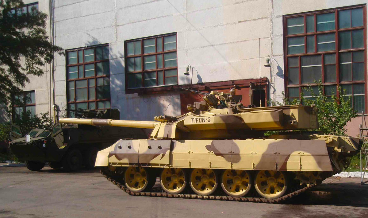 Trọng lượng của T-55M8A2 Tifon lên tới 46 tấn - nghĩa là vượt tới hơn 30% so với trọng lượng ban đầu của xe tăng chủ lực T-54-55. Điều này khiến toàn bộ hệ thống hộp số, động cơ, hệ thống treo đều cần phải được cải tiến mới. Nguồn ảnh: Pinterest.