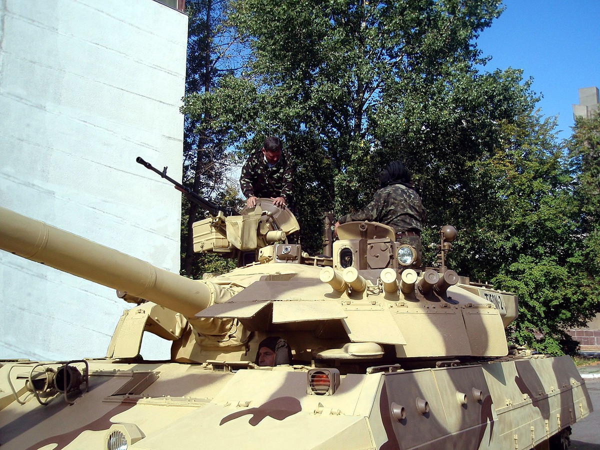 Ngoài ra, xe cũng được trang bị cả hệ thống nhìn đêm hồng ngoại, có khả năng phát hiện mục tiêu lên tới 12 km. Đặc biệt, hệ thống giáp trên xe tăng T-55M8A2 Tifon có cải tiến cực kỳ rõ rệt. Nguồn ảnh: Pinterest.