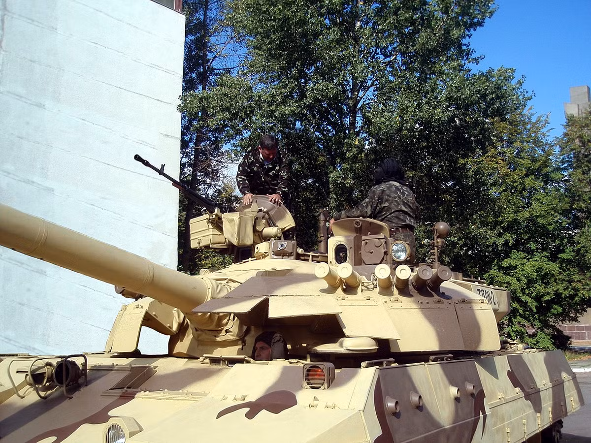 Ngoài ra, xe cũng được trang bị cả hệ thống nhìn đêm hồng ngoại, có khả năng phát hiện mục tiêu lên tới 12 km. Đặc biệt, hệ thống giáp trên xe tăng T-55M8A2 Tifon có cải tiến cực kỳ rõ rệt. Nguồn ảnh: Pinterest.