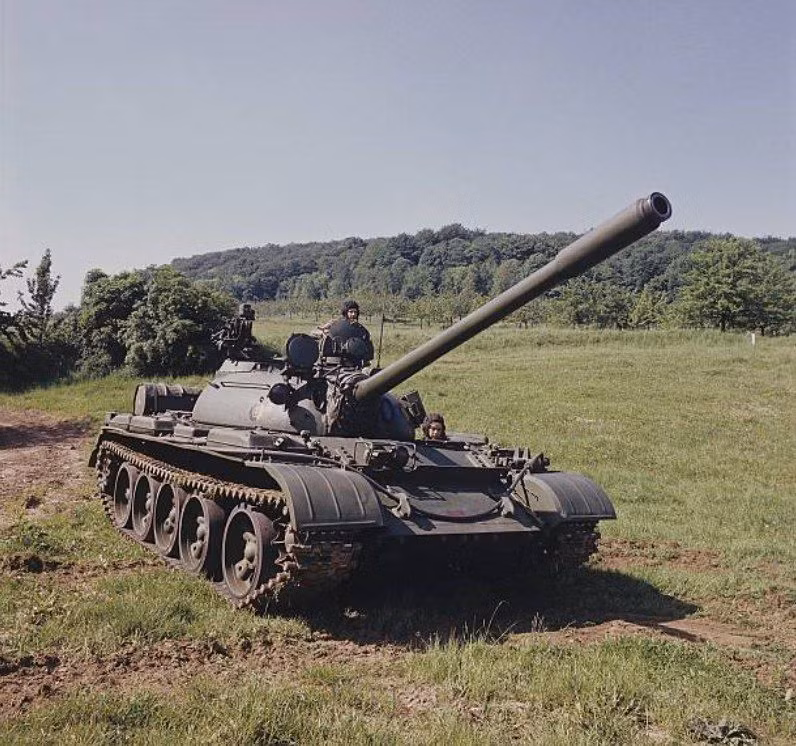 Trong quá khứ, cũng có nguồn tin cho rằng Campuchia cũng từng tỏ ra quan tâm tới dự án nâng cấp xe tăng chủ lực T-54/55 lên chuẩn T-55M8A2 Tifon. Tuy nhiên sau đó Campuchia cũng quyết định không lựa chọn phiên bản nâng cấp đắt đỏ này. Nguồn ảnh: Pinterest.