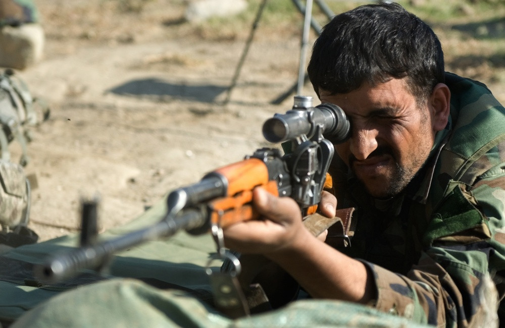 Ưu điểm của khẩu súng bắn tỉa này đó là nó có kích thước chỉ tương đương với khẩu AK, báng súng cũng được chế tạo bằng gỗ và các thiếu sót ban đầu đã dần được khắc phục qua các phiên bản sau này, biến Dragunov trở thành khẩu súng bắn tỉa phổ biến nhất thế giới. Nguồn ảnh: Pinterest.