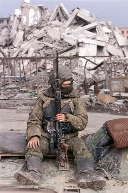 Tới nay, khẩu súng bắn tỉa Dragunov đang được sử dụng ở hơn 30 quốc gia và vùng lãnh thổ trên thế giới, trong đó bao gồm cả Việt Nam. Một loạt các phiên bản hiện đại hoá của Dragunov cũng được ra đời sau này, loại bỏ hoàn toàn các chi tiết bằng gỗ, chuyển sang dùng vật liệu hợp kim để tăng độ bền cho súng. Nguồn ảnh: Pinterest.