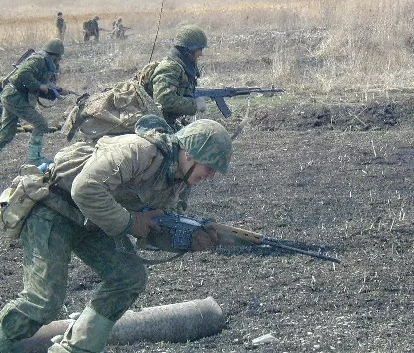 Trên chiến trường, mục tiêu của những tay bắn tỉa này sẽ là các ụ súng máy, ụ súng chống tăng hoặc pháo không giật của đối phương. Với ưu thế tầm bắn xa, những tay bắn tỉa với khẩu Dragunov có khả năng tiêu diệt mục tiêu có giá trị trước khi cuộc giao tranh thực thụ diễn ra. Nguồn ảnh: Pinterest.