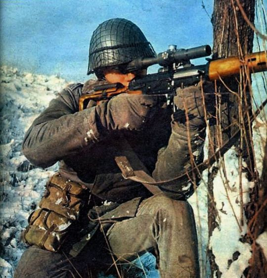 Được đặt tên theo vị kỹ sư trưởng Evgeny Dragunov - bản thân những người tham gia chế tạo khẩu súng "để mang đi thi" này cũng không ngờ rằng, họ đã chế tạo ra một "khẩu AK-47 của làng súng bắn tỉa", mãi tới 70 năm sau vẫn phổ biến trên thế giới. Nguồn ảnh: Pinterest.