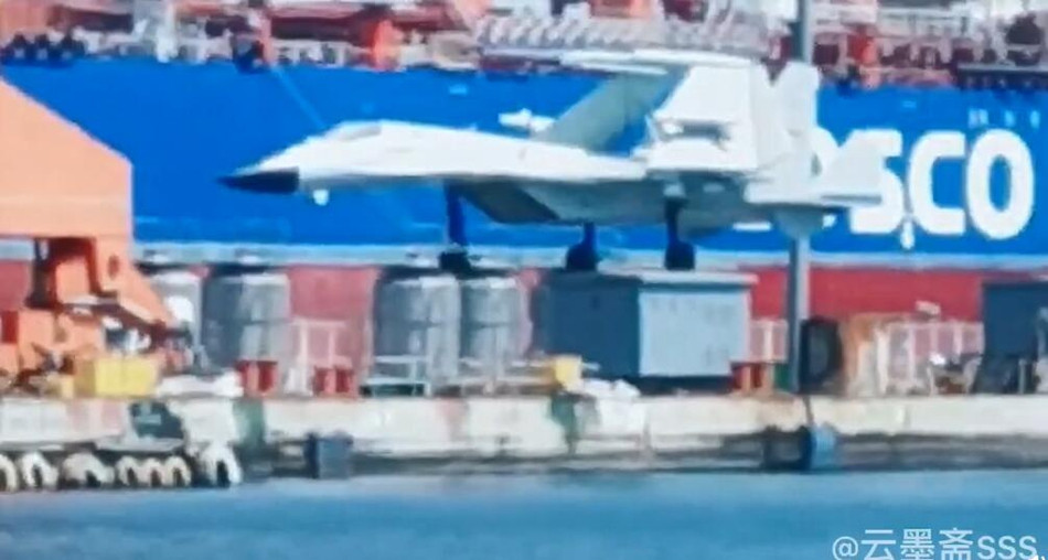 Cũng tại nhà máy đóng tàu Đại Liên, đã thấy xuất hiện một chiến đấu cơ J-15 - loại tiêm kích hạm duy nhất trong biên chế của Hải quân Trung Quốc hiện nay. Nguồn ảnh: Sina.