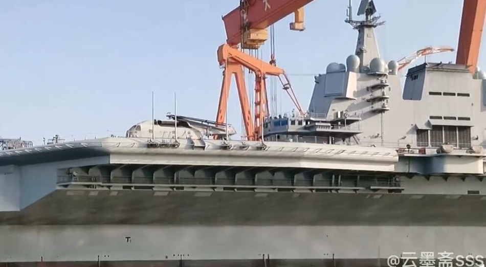 Trong những hĩnh ảnh mới nhất được cộng đồng mạng Trung Quốc loan tải, có thể thấy trên tàu sân bay Sơn Đông của Trung Quốc đã xuất hiện nhiều trực thăng vận tải các loại tuy nhiên chưa có sự xuất hiện của máy bay chiến đấu. Nguồn ảnh: Sina.