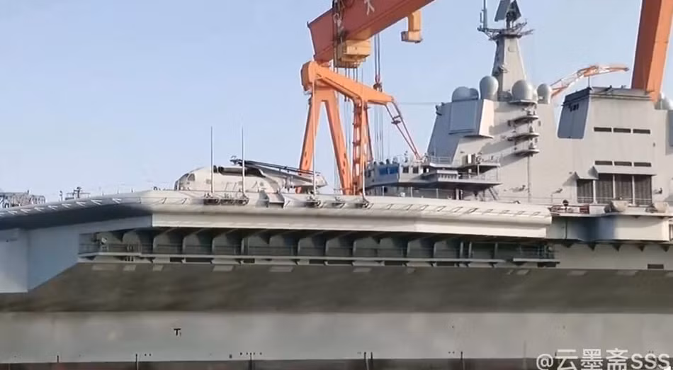 Trong những hĩnh ảnh mới nhất được cộng đồng mạng Trung Quốc loan tải, có thể thấy trên tàu sân bay Sơn Đông của Trung Quốc đã xuất hiện nhiều trực thăng vận tải các loại tuy nhiên chưa có sự xuất hiện của máy bay chiến đấu. Nguồn ảnh: Sina.