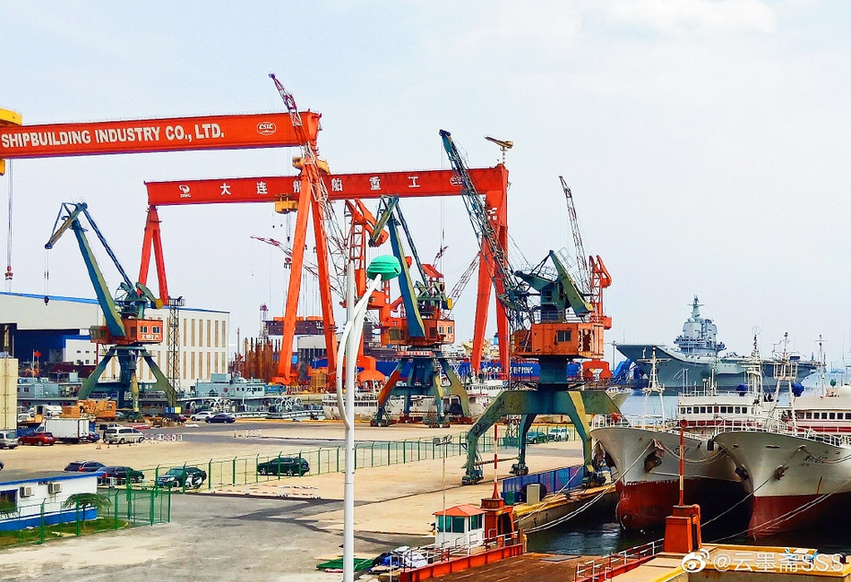 Hiện tại, tàu sân bay Sơn Đông của Trung Quốc và cũng là tàu sân bay đầu tiên nước này tự đóng vẫn đang được neo đậu tại nhà máy đóng tàu Đại Liên. Nguồn ảnh: Sina.