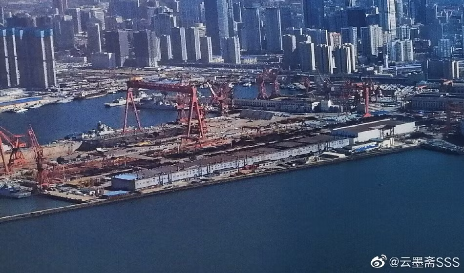 Nhà máy đóng tàu Đại Liên được đặt tại thành phố Đại Liên thuộc tỉnh Liêu Ninh của Trung Quốc là nơi thi công nhiều loại tàu chiến cỡ lớn của Hải quân Trung Quốc trong quá khứ. Nguồn ảnh: Sina.