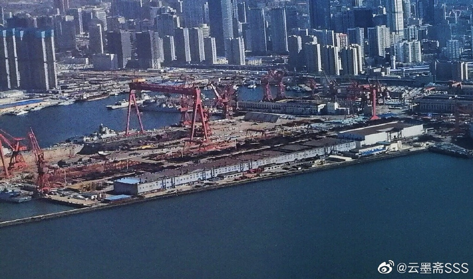 Nhà máy đóng tàu Đại Liên được đặt tại thành phố Đại Liên thuộc tỉnh Liêu Ninh của Trung Quốc là nơi thi công nhiều loại tàu chiến cỡ lớn của Hải quân Trung Quốc trong quá khứ. Nguồn ảnh: Sina.