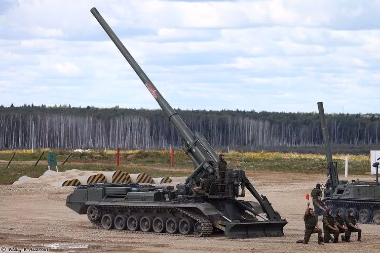 Với cỡ nòng lên tới 203mm, khẩu pháo tự hành này có khả năng giáng cho đối phương những đòn chí tử chỉ bằng một phát bắn duy nhất, mạnh hơn nhiều các loại pháo tự hành dùng cỡ đạn 155mm hay 152mm hiện nay. Nguồn ảnh: Forces.