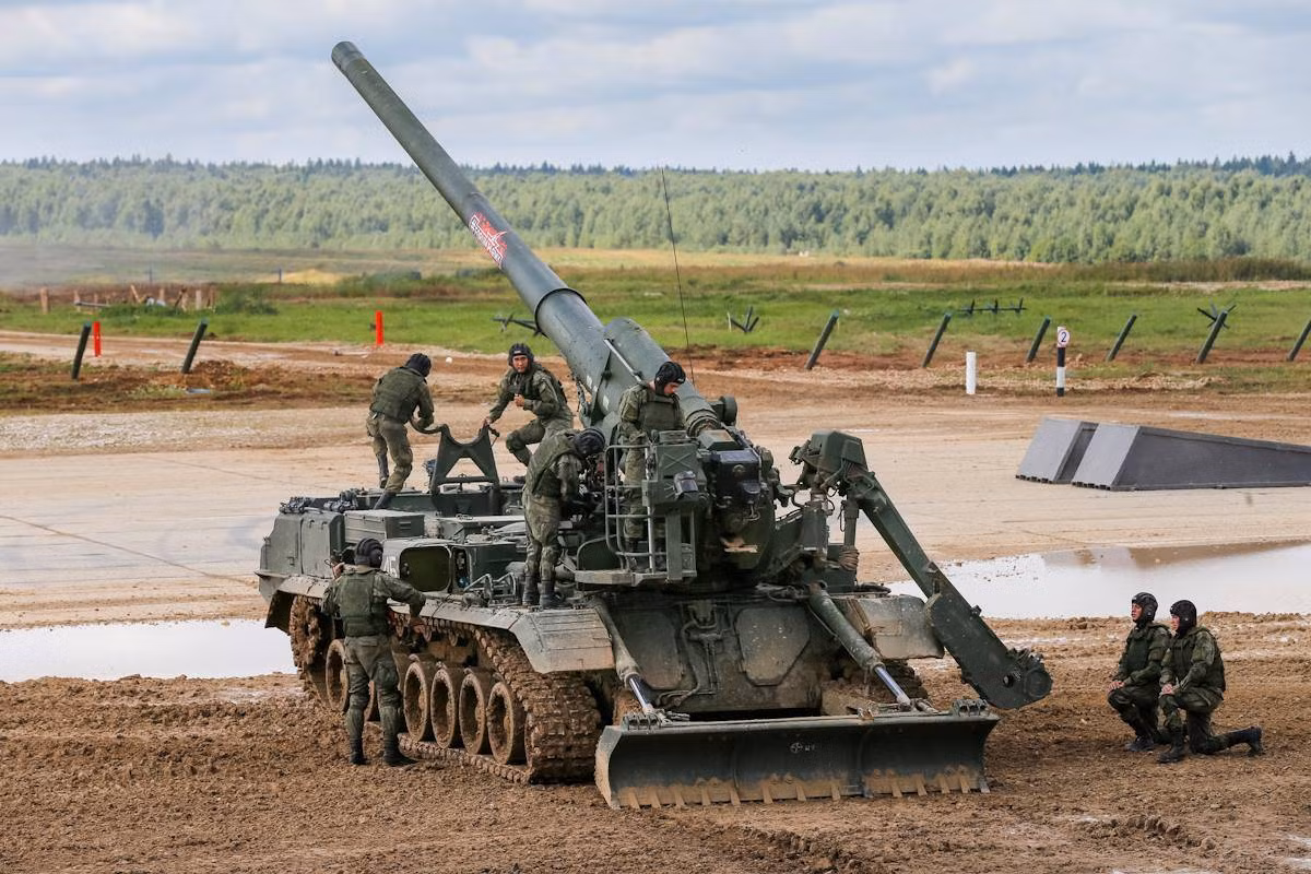 Pháo tự hành 2S7M Malka dù đã ra đời từ năm 1980 nhưng tới nay vẫn là khẩu pháo tự hành mạnh nhất, lớn bậc nhất trên thế giới. Nguồn ảnh: Forces.