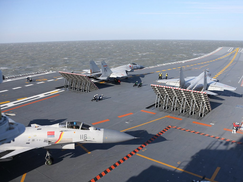 Tàu sân bay Liêu Ninh của Trung Quốc có khả năng mang theo 26 tiêm kích hạm J-15 - quân số tương đương với hai trung đoàn và 2 chiếc dự phòng. Nguồn ảnh: Sina.