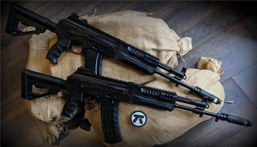 AK-12 sử dụng băng 30 viên tiêu chuẩn, băng đạn 60 viên mở rộng và băng đạn hình trong lên tới 96 viên.