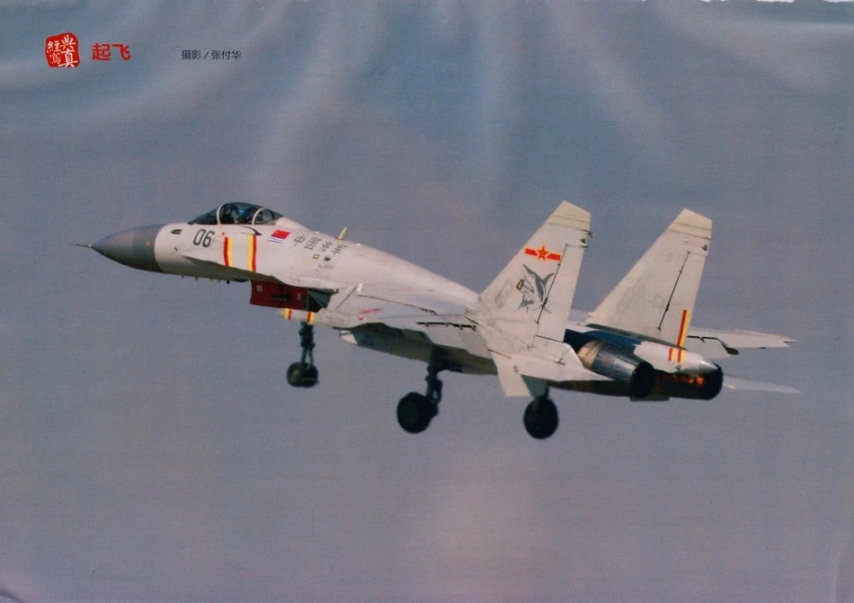 Điểm yếu của J-15 đó là do các loại tàu sân bay của Trung Quốc chưa được trang bị máy phóng nên trọng lượng cất cánh tối đa của J-15 bị giới hạn khá nhiều. Nguồn ảnh: Sina.